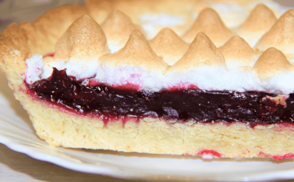 Неймовірно смачний пиріг з меренгою та ягідною начинкою: знайшла застосування тогорічним замороженим ягодам, готувати одне задоволення