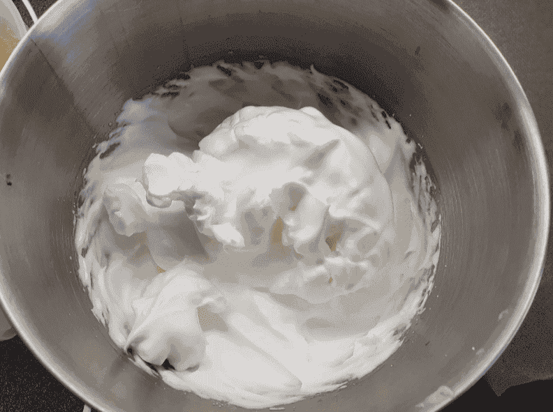 Простий рецепт повітряного бісквітного рулету: випічка до чаю "на швидку руку", смачно і бюджетно