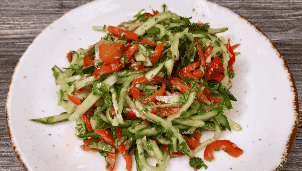 Смачний літній салат із солодкого перцю та огірків: гарне доповнення до будь-якого гарніру, легкий рецепт на кожен день