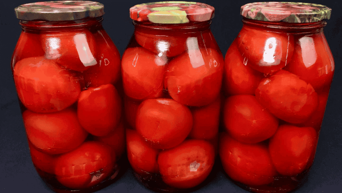 Помідори на зиму в яблучному соку без зайвих спецій: незвичайна, але дуже смачна заготовка, маринад завжди випивається першим