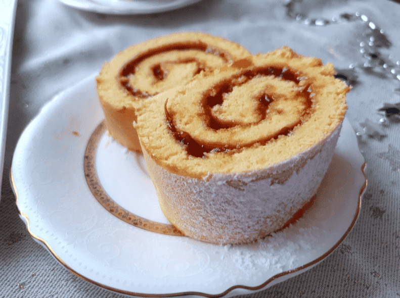 Простий рецепт повітряного бісквітного рулету: випічка до чаю "на швидку руку", смачно і бюджетно