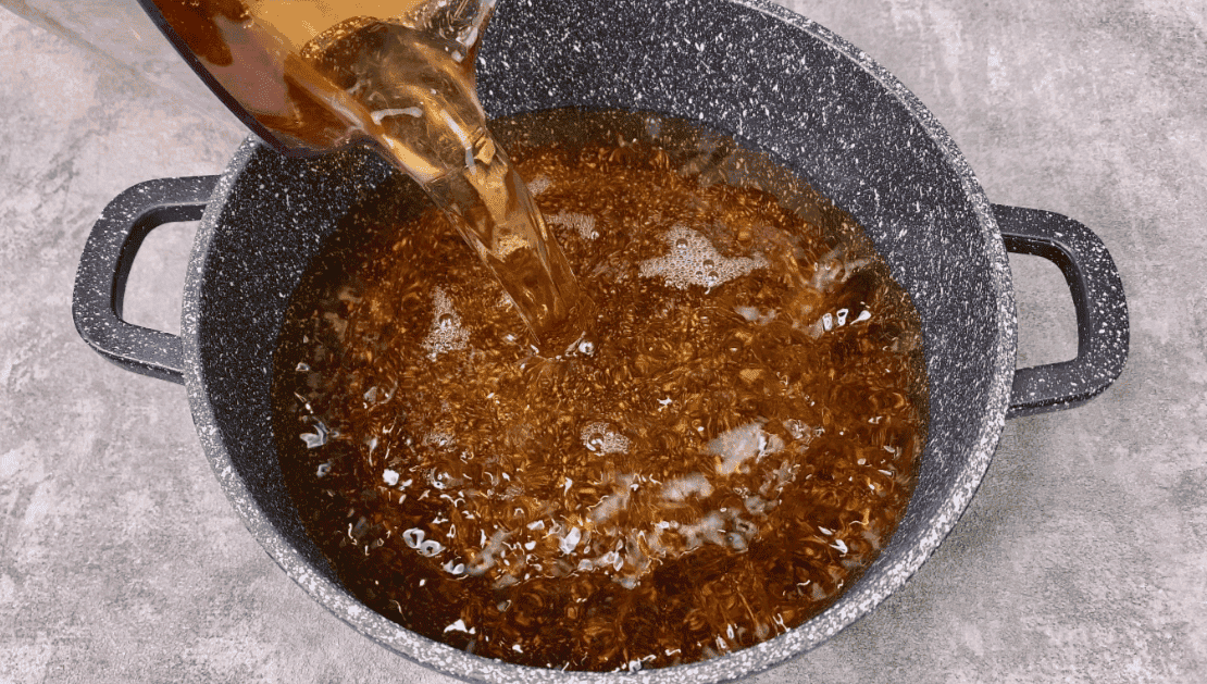 Помідори на зиму в яблучному соку без зайвих спецій: незвичайна, але дуже смачна заготовка, маринад завжди випивається першим