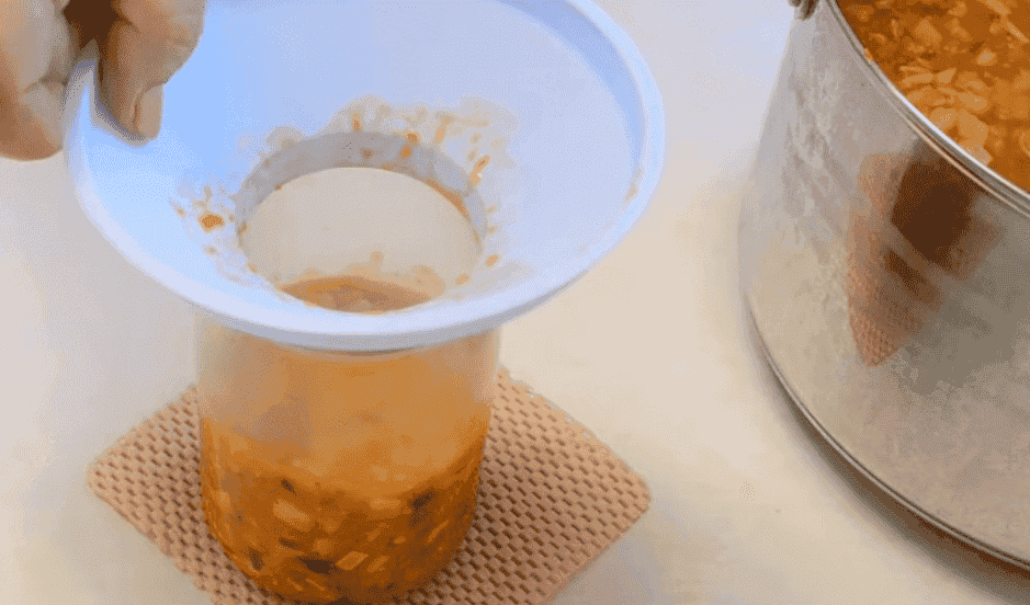 Салат "Петрівський" з кабачків на зиму: виходить дуже смачно, така заготовка стане Вашою улюбленою, зберігайте рецепт