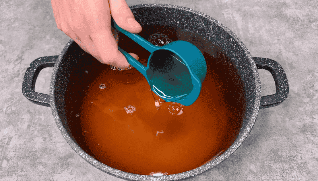 Помідори на зиму в яблучному соку без зайвих спецій: незвичайна, але дуже смачна заготовка, маринад завжди випивається першим