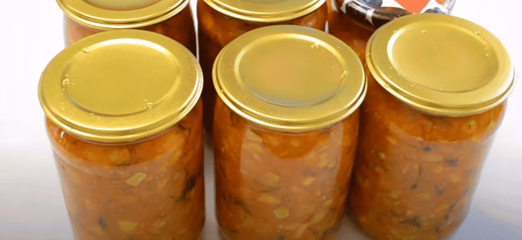 Салат "Петрівський" з кабачків на зиму: виходить дуже смачно, така заготовка стане Вашою улюбленою, зберігайте рецепт