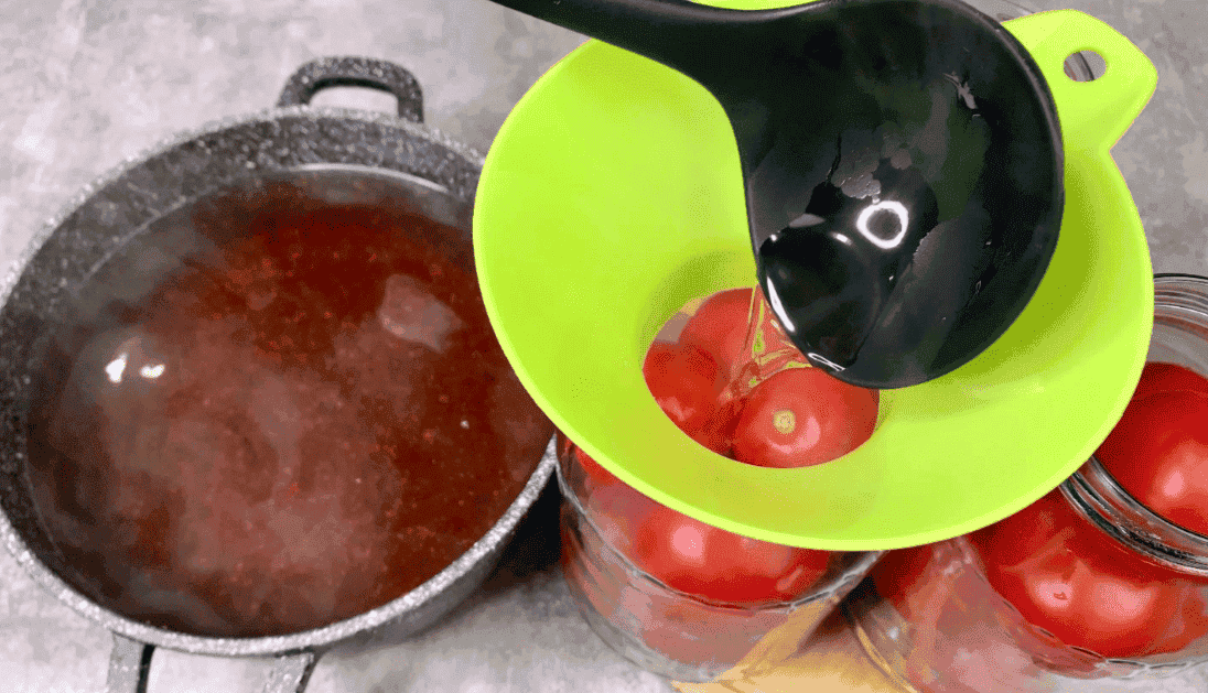 Помідори на зиму в яблучному соку без зайвих спецій: незвичайна, але дуже смачна заготовка, маринад завжди випивається першим