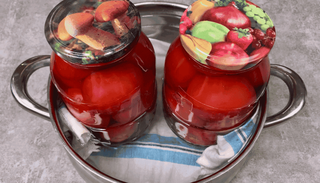 Помідори на зиму в яблучному соку без зайвих спецій: незвичайна, але дуже смачна заготовка, маринад завжди випивається першим