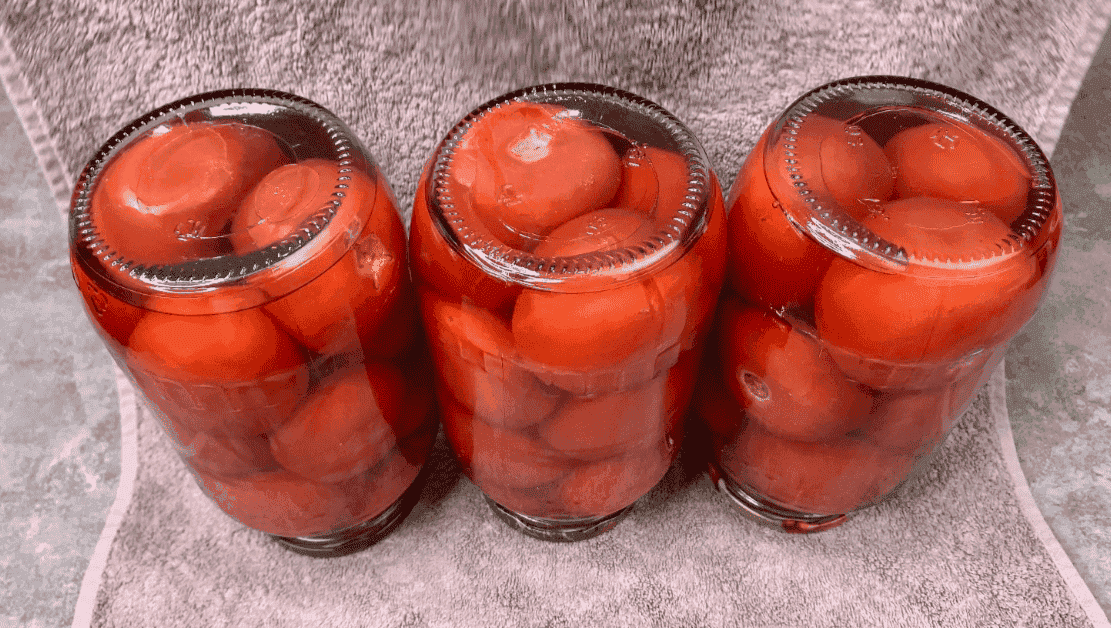Помідори на зиму в яблучному соку без зайвих спецій: незвичайна, але дуже смачна заготовка, маринад завжди випивається першим
