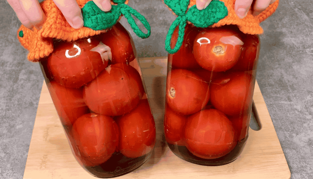 Помідори на зиму в яблучному соку без зайвих спецій: незвичайна, але дуже смачна заготовка, маринад завжди випивається першим