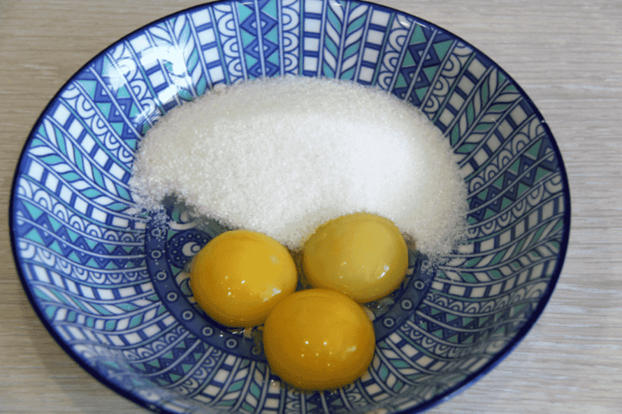 Неймовірно смачний пиріг з меренгою та ягідною начинкою: знайшла застосування тогорічним замороженим ягодам, готувати одне задоволення