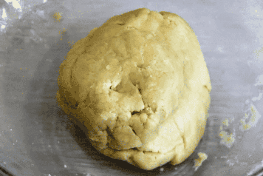 Неймовірно смачний пиріг з меренгою та ягідною начинкою: знайшла застосування тогорічним замороженим ягодам, готувати одне задоволення