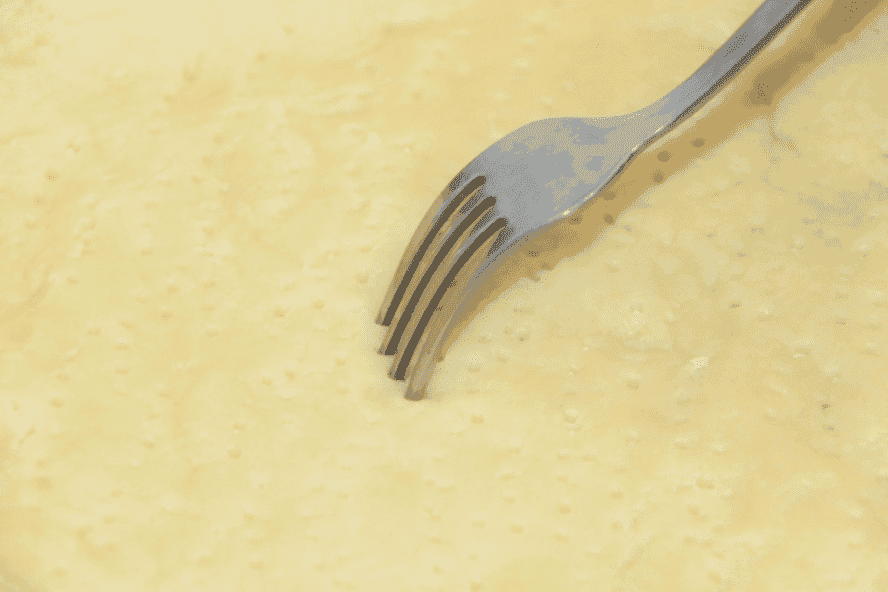 Неймовірно смачний пиріг з меренгою та ягідною начинкою: знайшла застосування тогорічним замороженим ягодам, готувати одне задоволення