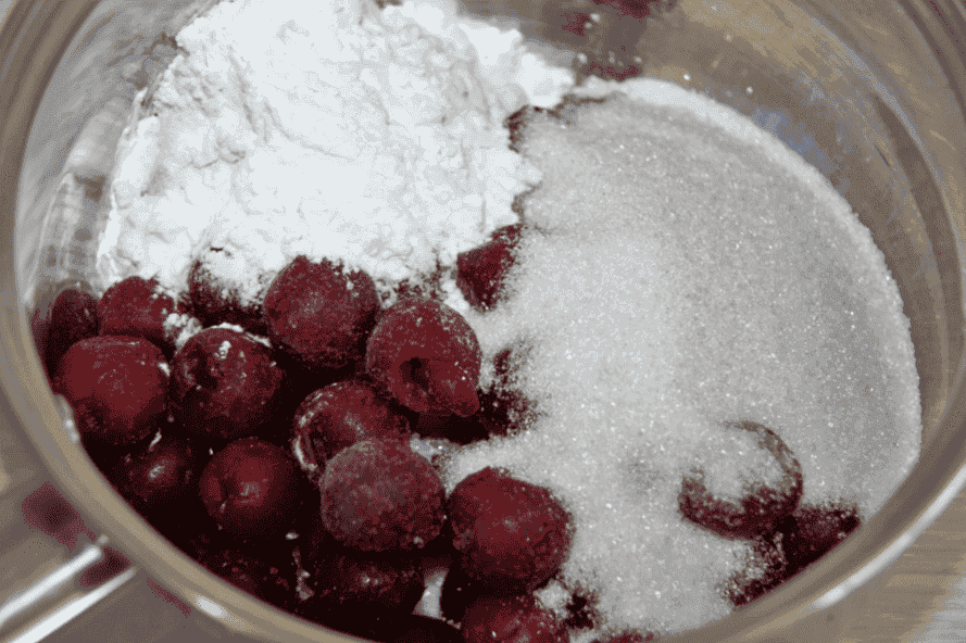 Неймовірно смачний пиріг з меренгою та ягідною начинкою: знайшла застосування тогорічним замороженим ягодам, готувати одне задоволення