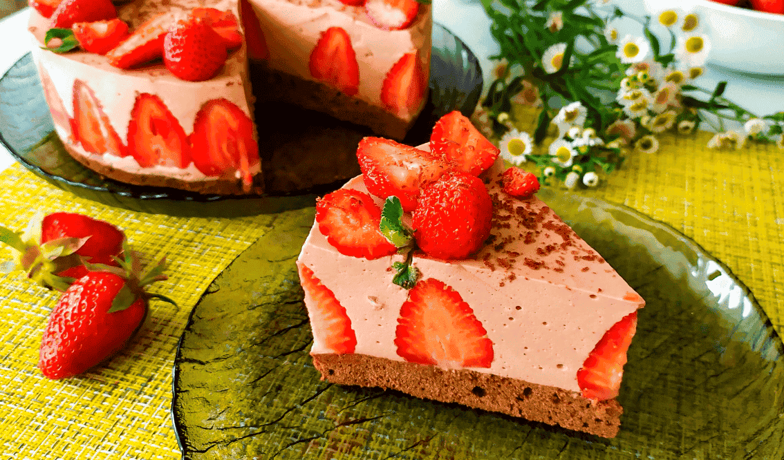 Сирний мусовий торт з полуницею: неймовірно смачний і ніжний десерт, який закохує в себе з першого шматочка