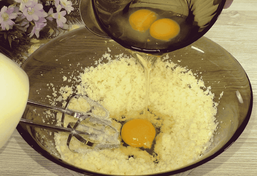 Простий рецепт пишного і ніжного кексу: швидка і смачна випічки до чаю на кожен день, виходить м'якеньким і повітряним