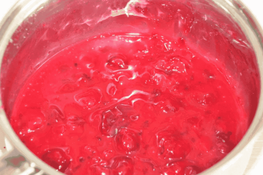 Неймовірно смачний пиріг з меренгою та ягідною начинкою: знайшла застосування тогорічним замороженим ягодам, готувати одне задоволення