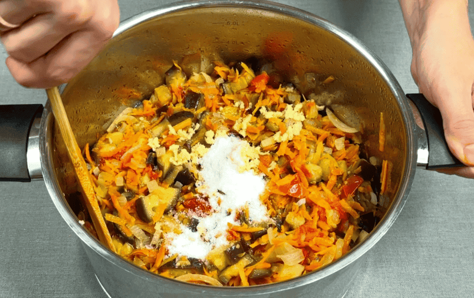 Овочевий салат з баклажанами на зиму: простий рецепт без оцту, така заготовка точно порадує взимку тих, хто любить баклажани