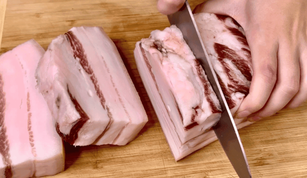 Показую, як я солю сало сухим посолом: просто, без клопоту та неймовірно смачно (шикарна закуска на всі випадки життя)