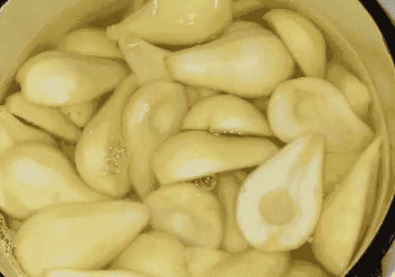 Груші в солодкому густому сиропі на зиму: найсмачніший десерт без оцту та стерилізації, закрили 7 баночок – шкода, груш мало