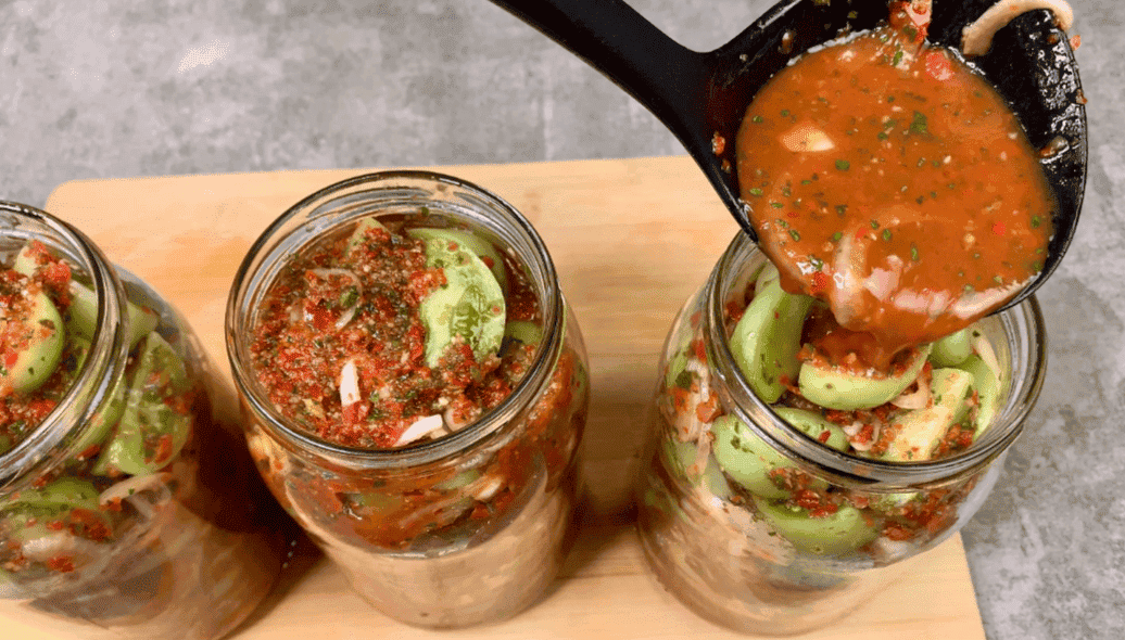 Салат із зелених помідорів на зиму "по-грузинськи": виходять дуже смачні, в міру гостренькі і зберігаються без холодильника