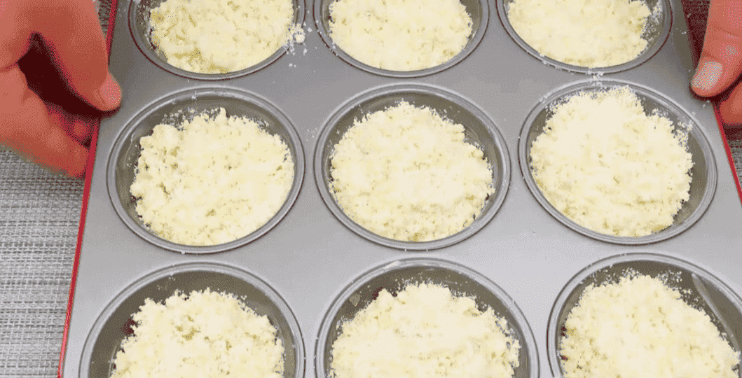 "Багато яблук і мало тіста": готуємо домашнє ароматне пісочне печиво з яблуками (готується просто, швидко з'їдається)