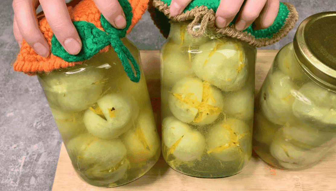 Фаршировані зелені помідори на зиму: дуже смачна заготовка, і помідори і начинка - відмінні, готується просто і зберігається без підвалу
