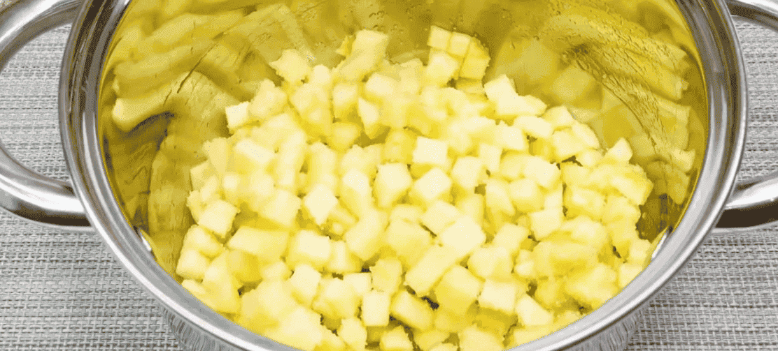 "Багато яблук і мало тіста": готуємо домашнє ароматне пісочне печиво з яблуками (готується просто, швидко з'їдається)