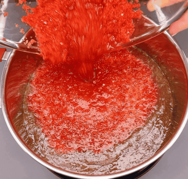 Тільки у вересні вона виходить найсмачніша: густа, гостренька АДЖИКА без оцту, без стерилізації, без помідорів, зберігаю у шафі, соус підходить до багатьох страв