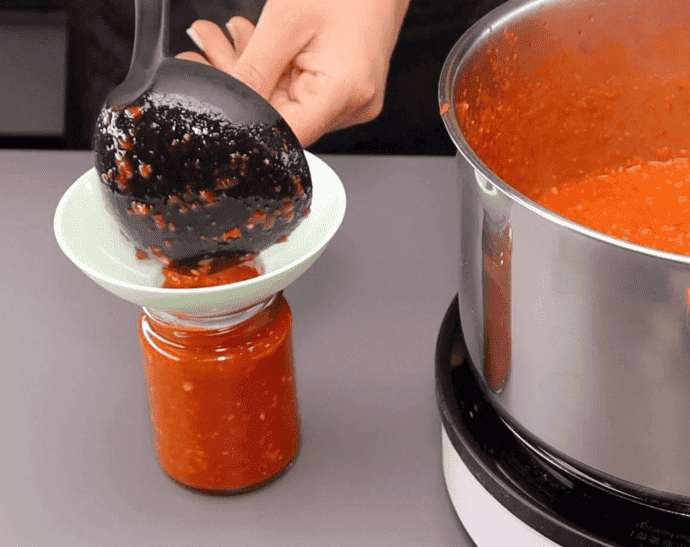 Тільки у вересні вона виходить найсмачніша: густа, гостренька АДЖИКА без оцту, без стерилізації, без помідорів, зберігаю у шафі, соус підходить до багатьох страв