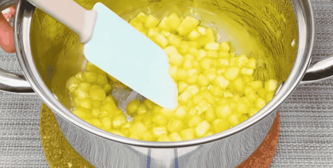 "Багато яблук і мало тіста": готуємо домашнє ароматне пісочне печиво з яблуками (готується просто, швидко з'їдається)