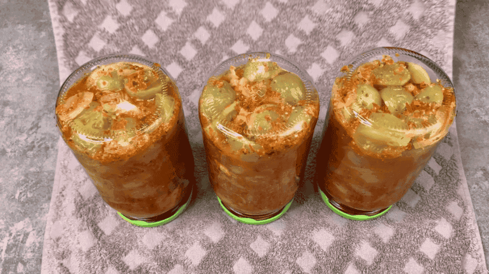 Салат із зелених помідорів на зиму "по-грузинськи": виходять дуже смачні, в міру гостренькі і зберігаються без холодильника