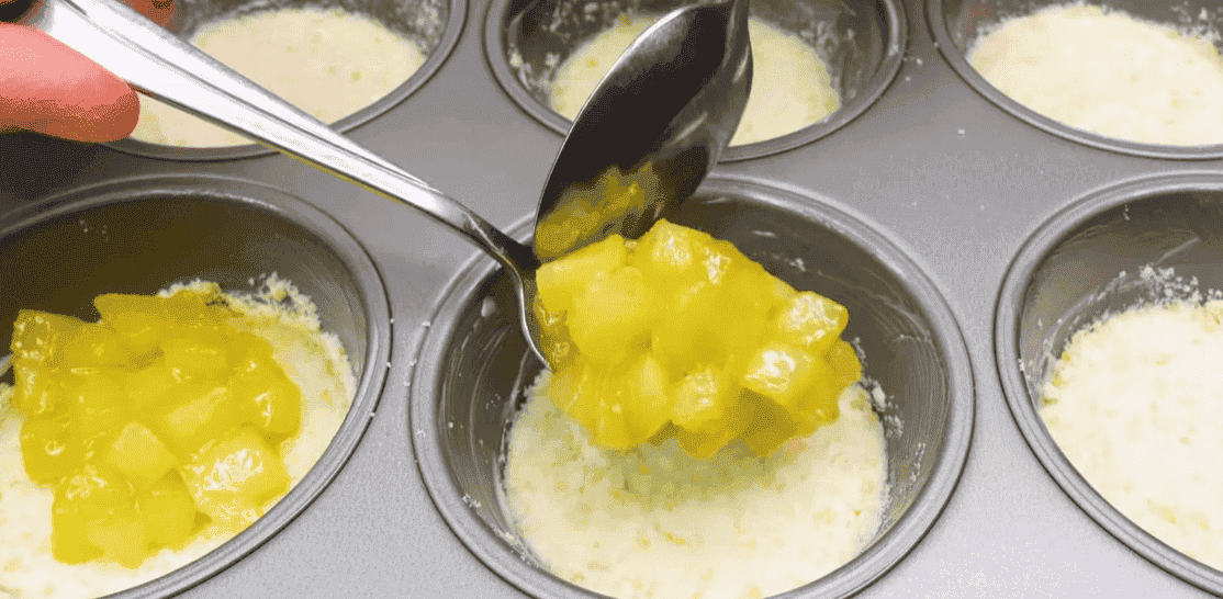 "Багато яблук і мало тіста": готуємо домашнє ароматне пісочне печиво з яблуками (готується просто, швидко з'їдається)