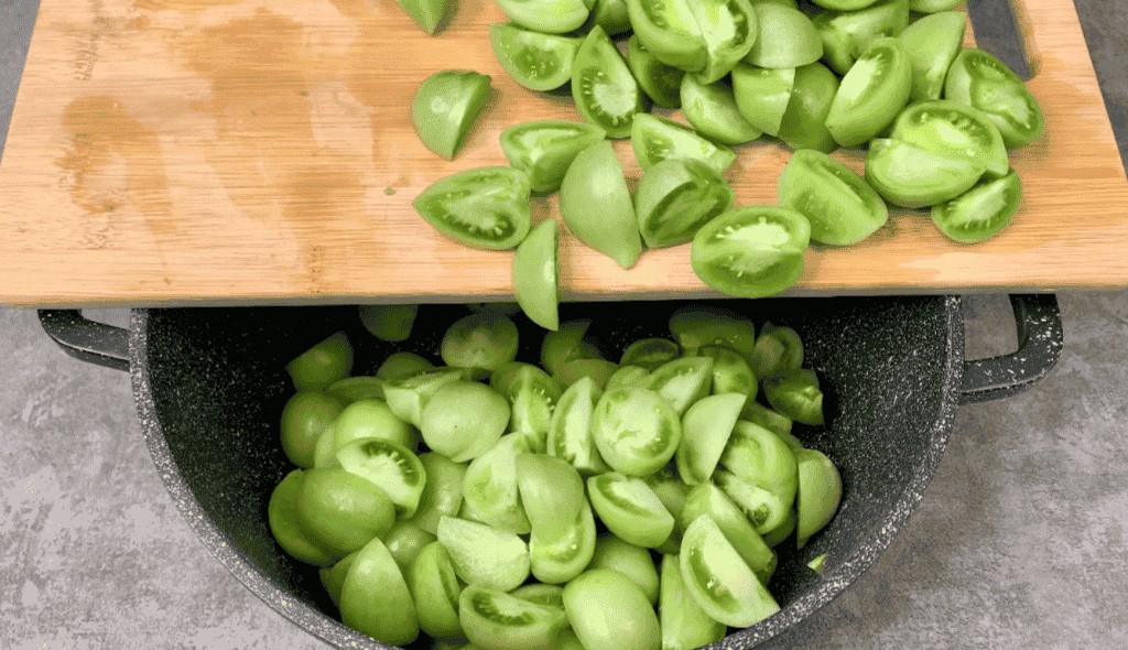 Салат із зелених помідорів на зиму "по-грузинськи": виходять дуже смачні, в міру гостренькі і зберігаються без холодильника