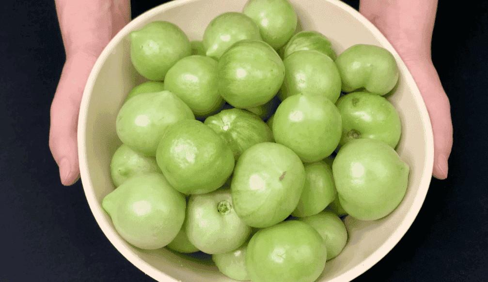 Салат із зелених помідорів на зиму "по-грузинськи": виходять дуже смачні, в міру гостренькі і зберігаються без холодильника