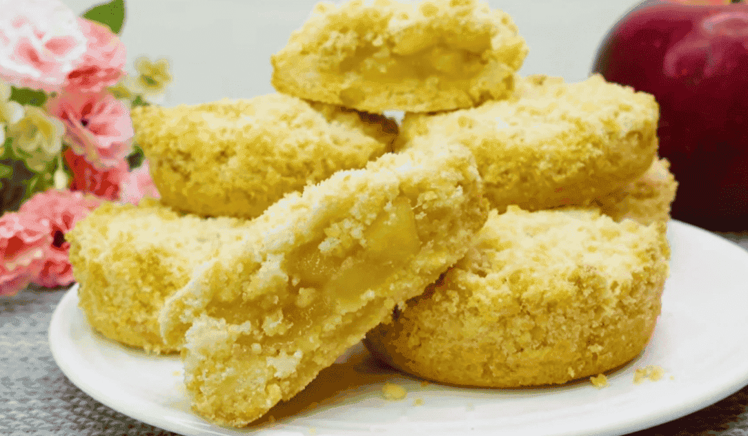 "Багато яблук і мало тіста": готуємо домашнє ароматне пісочне печиво з яблуками (готується просто, швидко з'їдається)