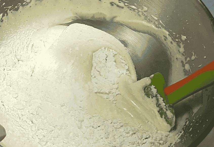 Рецепт пишного бісквіту на жовтках: високий, вологий, повітряний та дуже смачний, готуємо з нього торт з будь-яким кремом