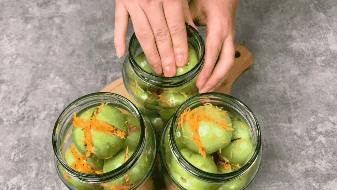 Фаршировані зелені помідори на зиму: дуже смачна заготовка, і помідори і начинка - відмінні, готується просто і зберігається без підвалу