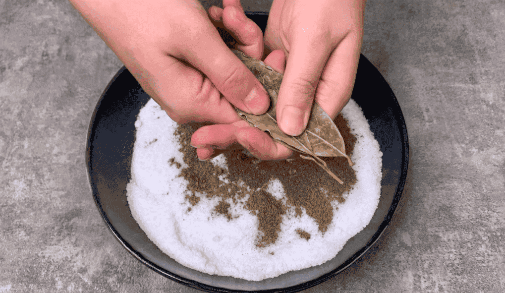 Показую, як я солю сало сухим посолом: просто, без клопоту та неймовірно смачно (шикарна закуска на всі випадки життя)