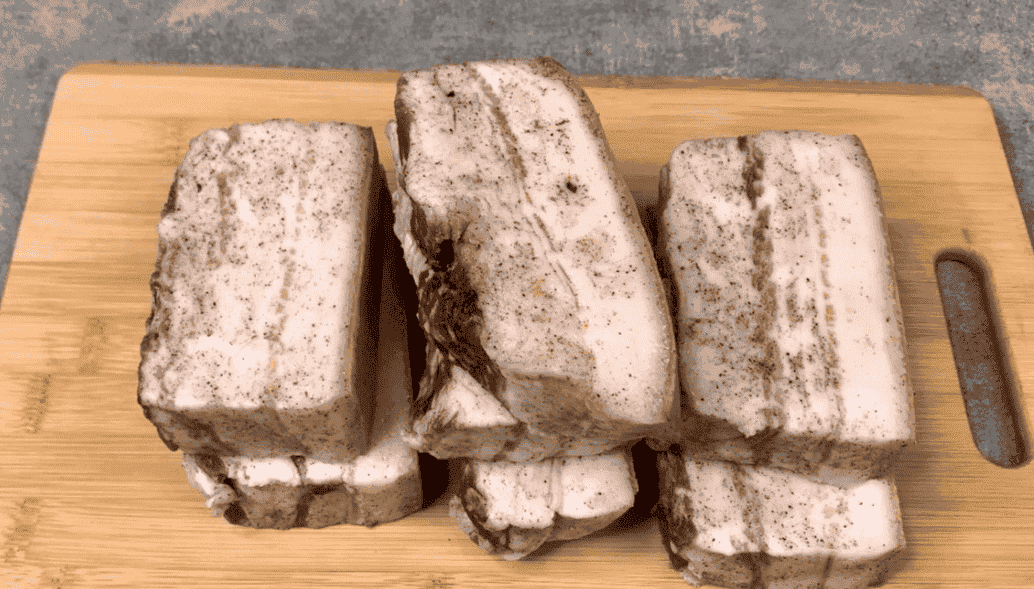 Показую, як я солю сало сухим посолом: просто, без клопоту та неймовірно смачно (шикарна закуска на всі випадки життя)