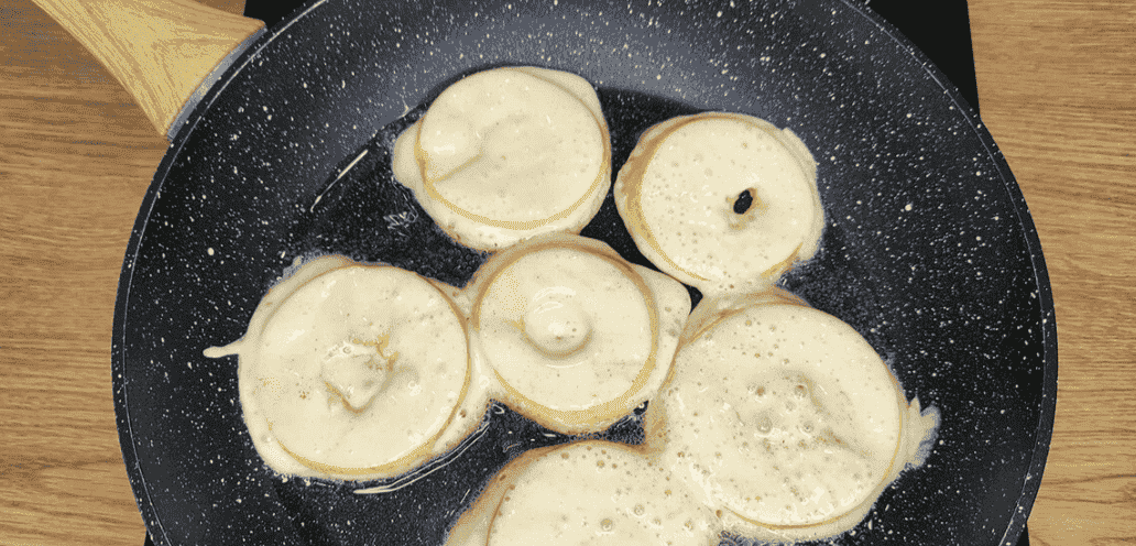 Яблучні оладки, це просто ідеальний варіант коли хочеться чогось смачненького до чаю: готуються швидко, і буквально за 10-15 хвилин гора смакоти на столі