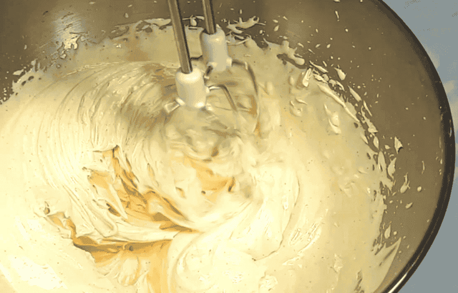 Рецепт пишного бісквіту на жовтках: високий, вологий, повітряний та дуже смачний, готуємо з нього торт з будь-яким кремом