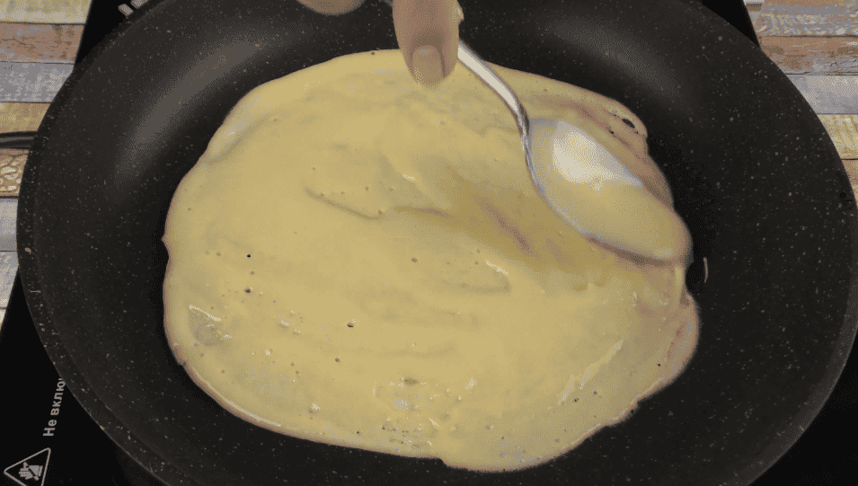 Хрусткі вафельні трубочки без вафельниці (на сковороді): готуємо швидко і з простих продуктів, а на виході справжня смакота до чаю