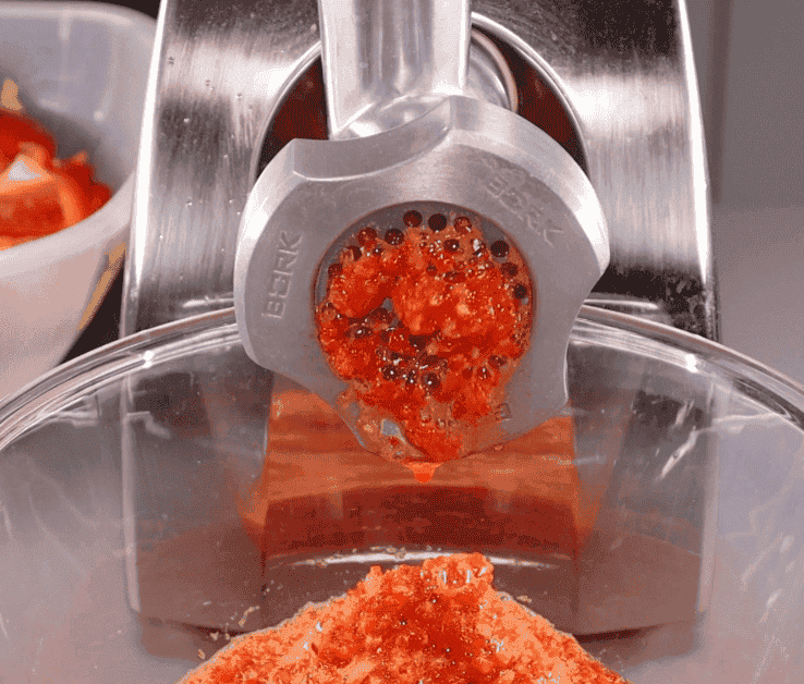 Тільки у вересні вона виходить найсмачніша: густа, гостренька АДЖИКА без оцту, без стерилізації, без помідорів, зберігаю у шафі, соус підходить до багатьох страв