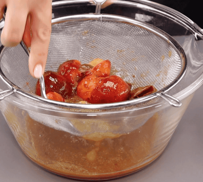 Тільки у вересні вона виходить найсмачніша: густа, гостренька АДЖИКА без оцту, без стерилізації, без помідорів, зберігаю у шафі, соус підходить до багатьох страв