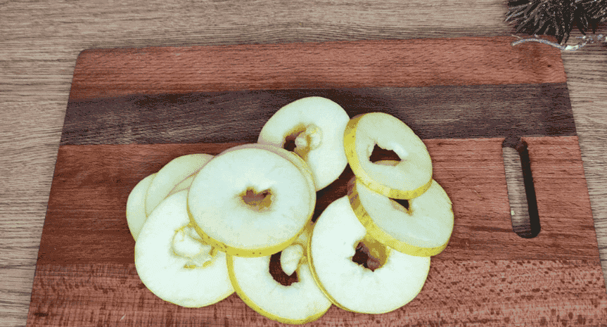 Яблучні оладки, це просто ідеальний варіант коли хочеться чогось смачненького до чаю: готуються швидко, і буквально за 10-15 хвилин гора смакоти на столі