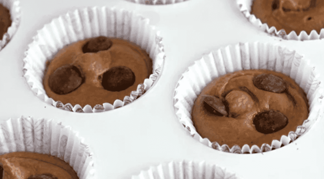 Швидкі шоколадні кекси з простих інгредієнтів: ділюсь вдалим, простим рецептом ніжної і дуже смачної випічки до чаю