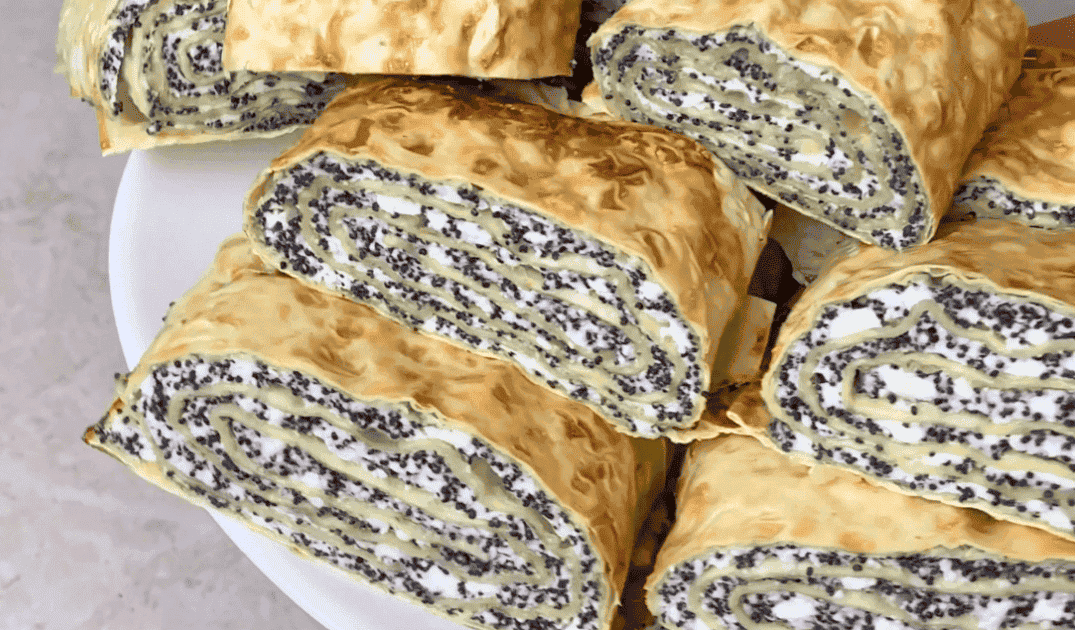 Найпростіший рулет із лаваша з сирною начинкою за 10 хвилин: виходить так смачно, що зникає зі столу миттєво