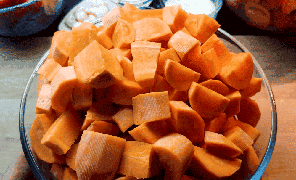 Рецепт морквяної ікри на зиму: продуктів мінімум, а смак багатий і насичений, універсальна заготовка, яка взимку виручить не раз, спробуйте обов'язково