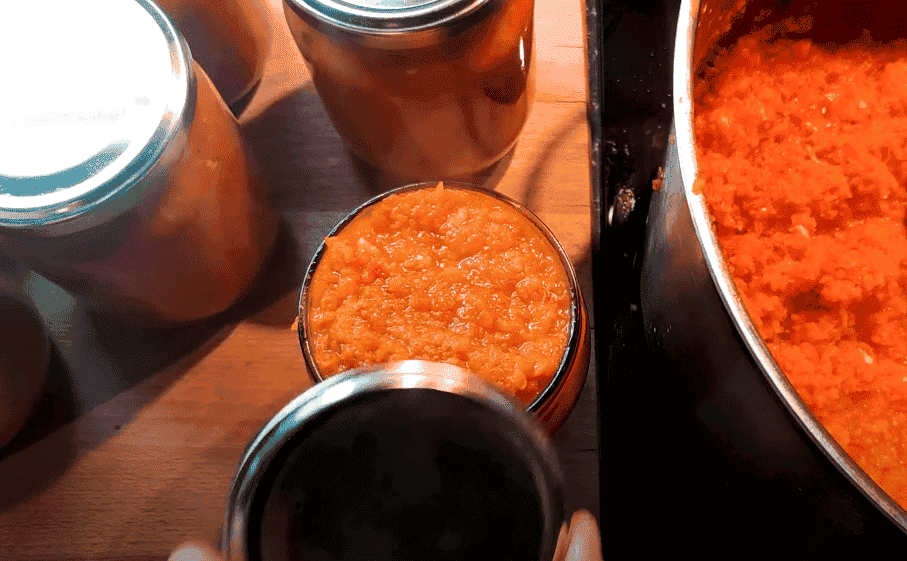 Рецепт морквяної ікри на зиму: продуктів мінімум, а смак багатий і насичений, універсальна заготовка, яка взимку виручить не раз, спробуйте обов'язково