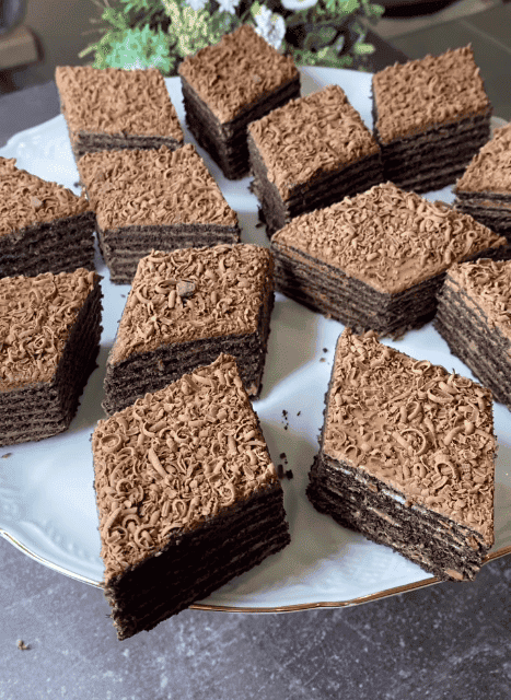 Неперевершений торт "Мікадо" в домашніх умовах: виходить дуже смачний, ароматний, м'якенький та шоколадний - зберігайте рецепт